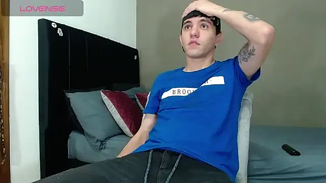 Matteo12  online show from February 11, 2026, 4:56 am