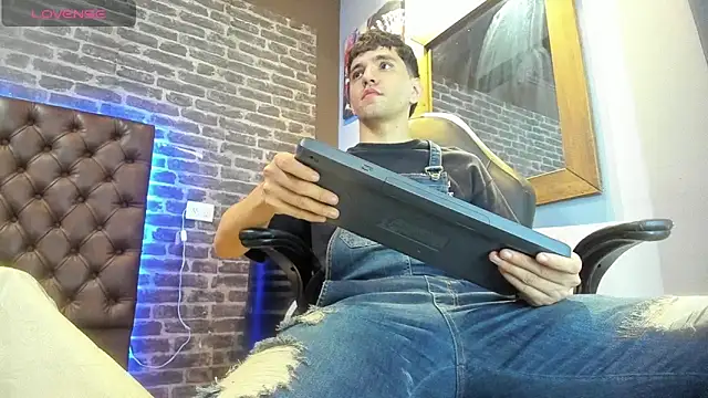 Matteo12  online show from October 7, 2025, 3:51 am