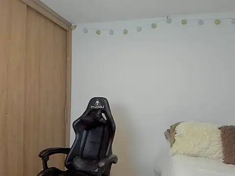 Snapshot of broly_becker chatting on November 7, 2025, 1:32 am broly becker online show from November 7, 2025, 1:32 am