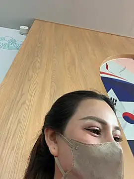 Snapshot of Linh_2004 chatting on April 13, 2026, 6:06 am Linh 2004 online show from April 13, 2026, 6:06 am