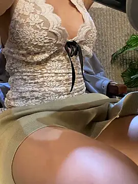 Snapshot of Linh_2004 chatting on April 2, 2026, 4:57 pm Linh 2004 online show from April 2, 2026, 4:57 pm