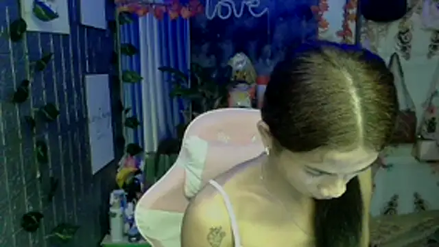 Snapshot of obedient_slave4u chatting on November 17, 2025, 12:20 pm obedient slave4u online show from November 17, 2025, 12:20 pm