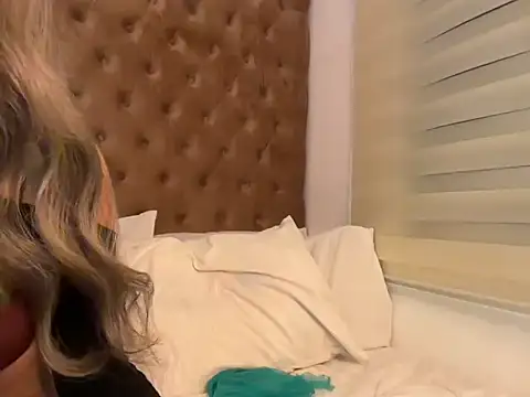 Snapshot of LUUVRRI_21 chatting on October 19, 2025, 6:10 pm LUUVRRI 21 online show from October 19, 2025, 6:10 pm