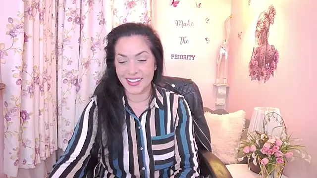 Snapshot of MyLovOne chatting on April 10, 2026, 11:28 am MyLovOne online show from April 10, 2026, 11:28 am