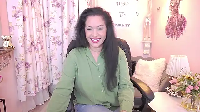 Snapshot of MyLovOne chatting on March 1, 2026, 11:43 am MyLovOne online show from March 1, 2026, 11:43 am