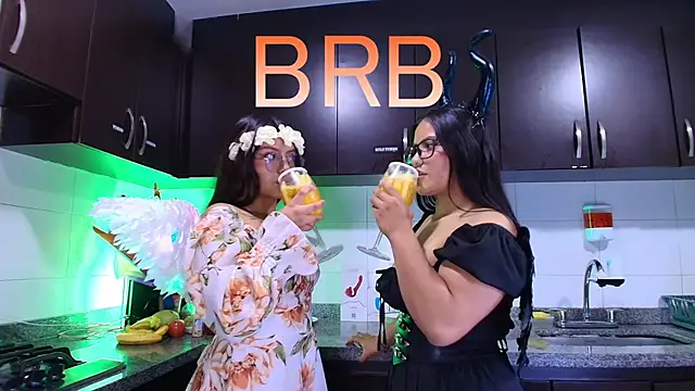 Snapshot of Lilith_and_Khloe chatting on November 6, 2025, 11:25 am Lilith and Khloe online show from November 6, 2025, 11:25 am