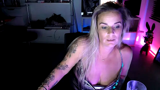 Mrs-Aurora online show from October 18, 2025, 2:46 am