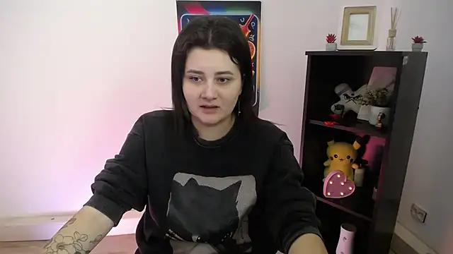 Katrin kiss  online show from October 28, 2025, 1:43 pm