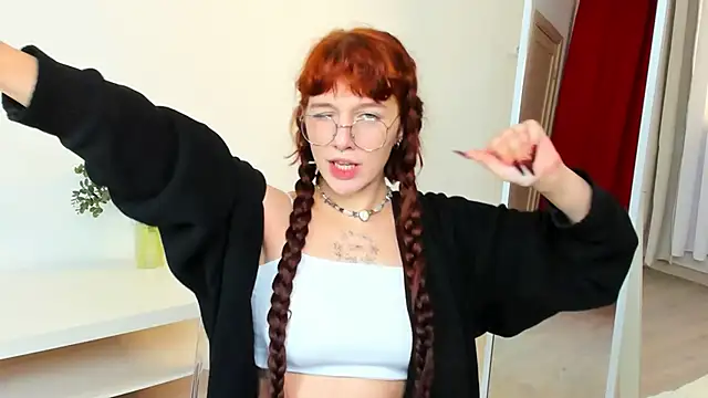 Snapshot of LeelooYolo chatting on November 9, 2025, 10:30 am LeelooYolo online show from November 9, 2025, 10:30 am