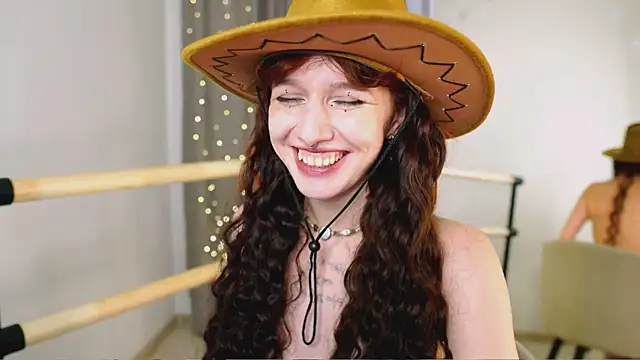 Snapshot of LeelooYolo chatting on December 13, 2025, 8:04 pm LeelooYolo online show from December 13, 2025, 8:04 pm