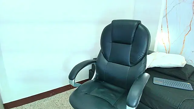 Snapshot of Karla_hilton1 chatting on February 12, 2026, 11:43 am Karla hilton1 online show from February 12, 2026, 11:43 am