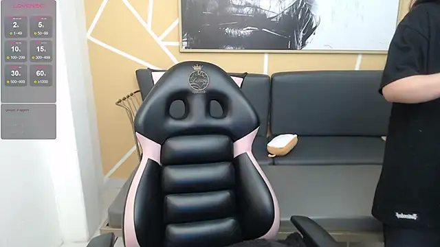 Snapshot of olivia_russo_ chatting on November 19, 2025, 8:09 pm olivia russo online show from November 19, 2025, 8:09 pm