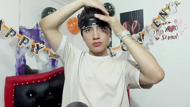 Snapshot of Thiago_Divine_ chatting on October 18, 2025, 9:06 pm Thiago Divine  online show from October 18, 2025, 9:06 pm