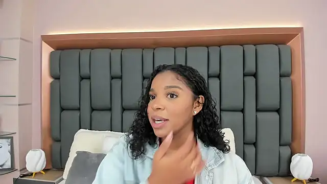 LisaMendez online show from October 30, 2025, 4:00 am