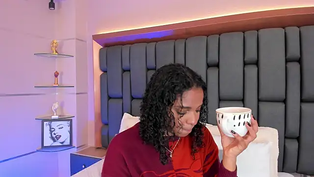 LisaMendez online show from October 9, 2025, 4:13 am