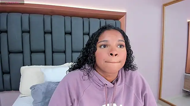 LisaMendez online show from October 18, 2025, 2:02 am