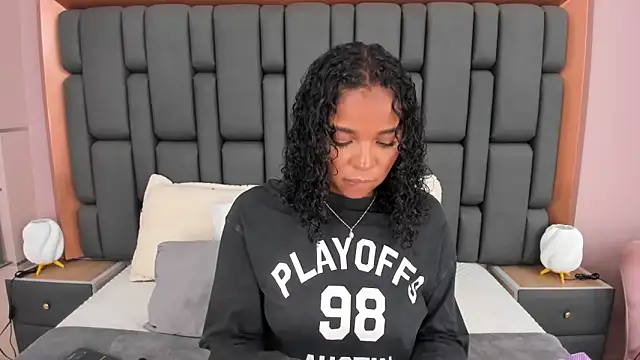 LisaMendez online show from November 5, 2025, 3:53 am