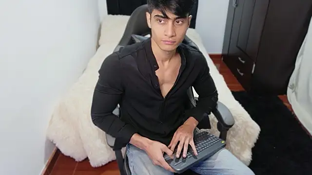 stylish men online show from October 21, 2025, 1:32 pm