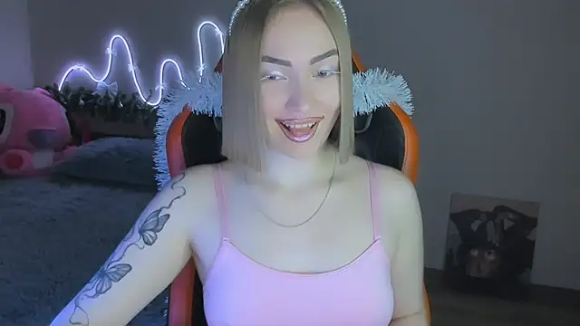 Snapshot of LaraKrein_lk chatting on December 19, 2025, 3:36 pm LaraKrein lk online show from December 19, 2025, 3:36 pm