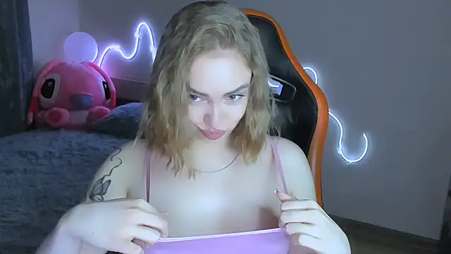 Snapshot of LaraKrein_lk chatting on February 13, 2026, 3:23 pm LaraKrein lk online show from February 13, 2026, 3:23 pm