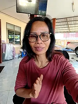 Snapshot of Mama_Eva_1 chatting on December 2, 2025, 12:33 am Mama Eva 1 online show from December 2, 2025, 12:33 am