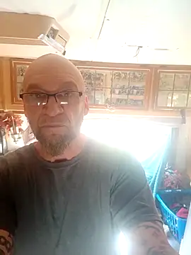 Snapshot of ShawnandDani7074 chatting on March 10, 2026, 2:43 pm ShawnandDani7074 online show from March 10, 2026, 2:43 pm