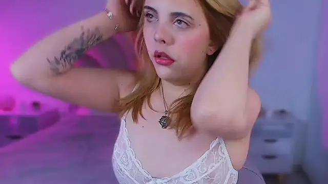 MiaColucci18 online show from February 16, 2026, 11:20 am