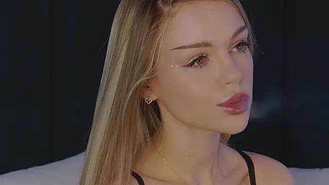 Snapshot of MarilynNova chatting on April 15, 2026, 4:40 am MarilynNova online show from April 15, 2026, 4:40 am