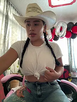 Snapshot of laure_torres chatting on June 8, 2026, 5:35 pm laure torres online show from June 8, 2026, 5:35 pm
