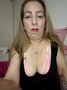 Snapshot of Estefania_Arce chatting on October 25, 2025, 11:05 pm Estefania Arce online show from October 25, 2025, 11:05 pm