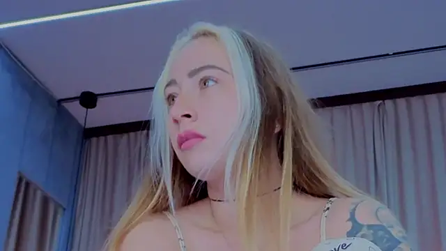 Snapshot of Reina_Cummings chatting on November 14, 2025, 7:34 am Reina Cummings online show from November 14, 2025, 7:34 am