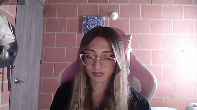 Andrea camilaaa online show from February 3, 2026, 2:22 pm