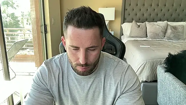 brettmycles28 online show from October 31, 2025, 5:42 pm