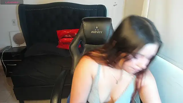 Snapshot of LucyPetit chatting on November 19, 2025, 12:49 pm LucyPetit online show from November 19, 2025, 12:49 pm