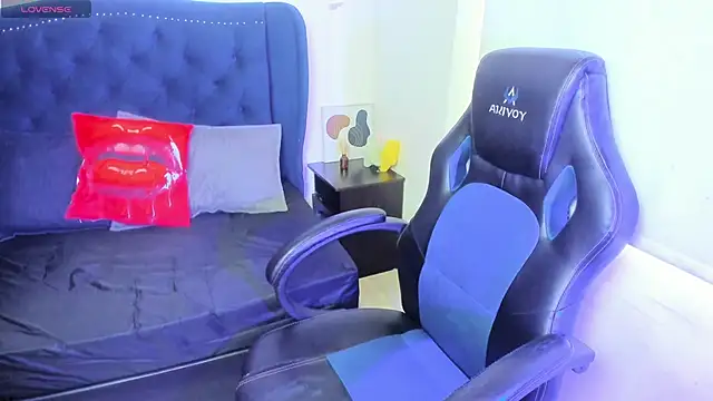 Snapshot of LucyPetit chatting on November 21, 2025, 12:48 pm LucyPetit online show from November 21, 2025, 12:48 pm