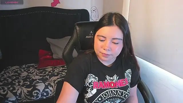 Snapshot of LucyPetit chatting on October 30, 2025, 12:58 pm LucyPetit online show from October 30, 2025, 12:58 pm