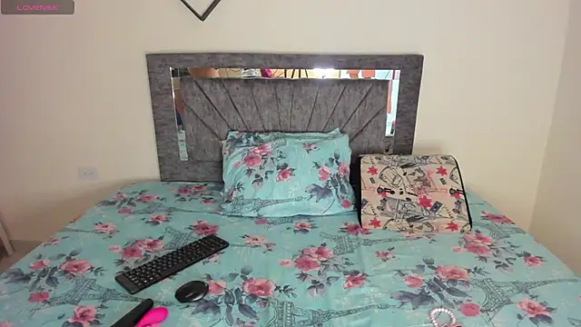 Snapshot of Laurasofia01 chatting on November 30, 2025, 12:11 am Laurasofia01 online show from November 30, 2025, 12:11 am