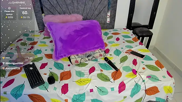 Snapshot of Laurasofia01 chatting on October 28, 2025, 2:12 am Laurasofia01 online show from October 28, 2025, 2:12 am