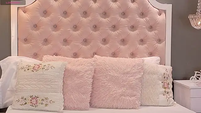 VioletBlaze online show from November 26, 2025, 1:33 pm