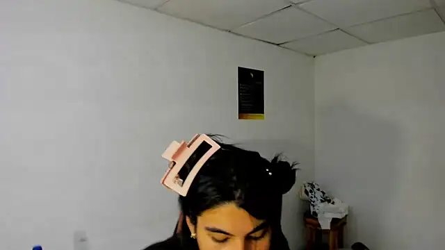 Snapshot of Allisonts69 chatting on December 2, 2025, 9:27 pm Allisonts69 online show from December 2, 2025, 9:27 pm