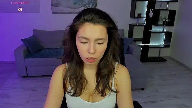 Snapshot of LounaDivine chatting on November 18, 2025, 5:44 am LounaDivine online show from November 18, 2025, 5:44 am