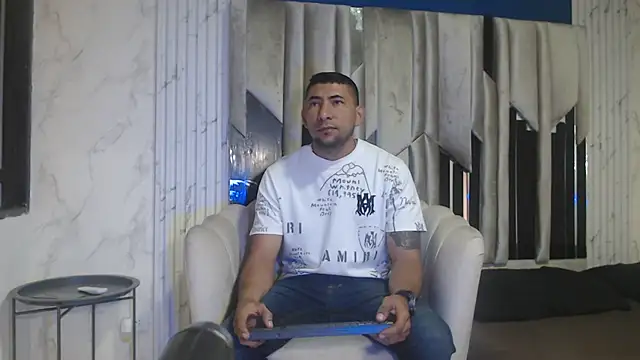 Snapshot of Morganandmegan chatting on October 6, 2025, 11:22 am Morganandmegan online show from October 6, 2025, 11:22 am