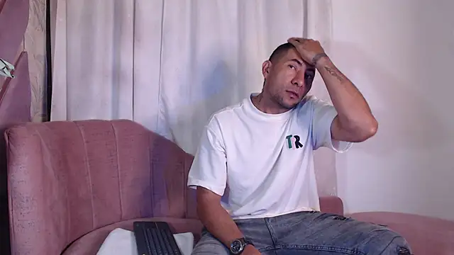 Snapshot of Morganandmegan chatting on September 17, 2025, 11:01 am Morganandmegan online show from September 17, 2025, 11:01 am