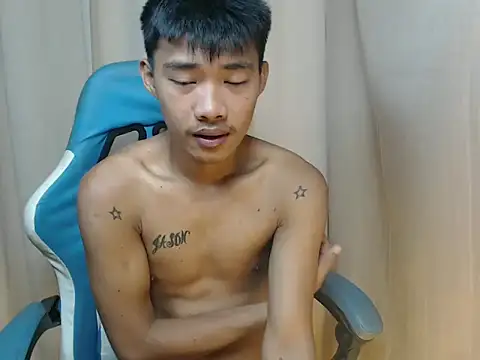 Snapshot of urasianjason chatting on December 17, 2025, 11:32 pm urasianjason online show from December 17, 2025, 11:32 pm