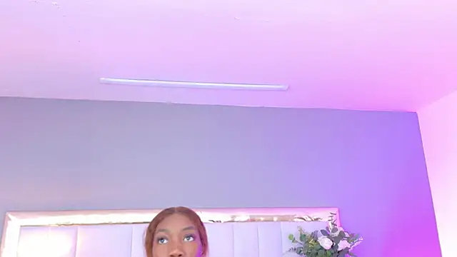 MadeleineHocker online show from November 19, 2025, 12:27 pm