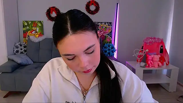 queenofthesense  online show from December 15, 2025, 8:42 am