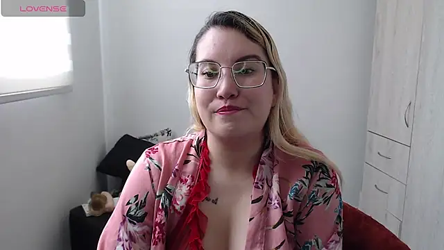 Isabellahunt12 online show from September 9, 2025, 3:54 pm