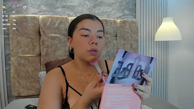 Snapshot of leilapons chatting on November 23, 2025, 5:45 pm leilapons online show from November 23, 2025, 5:45 pm