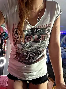 Snapshot of PeachyAriel chatting on March 7, 2026, 5:03 am PeachyAriel online show from March 7, 2026, 5:03 am