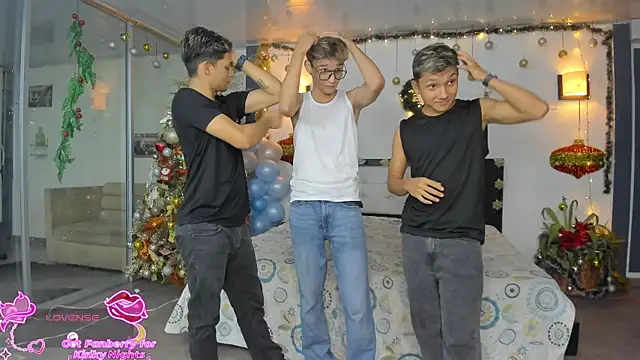 Bisexlifehot   online show from December 16, 2025, 11:09 pm